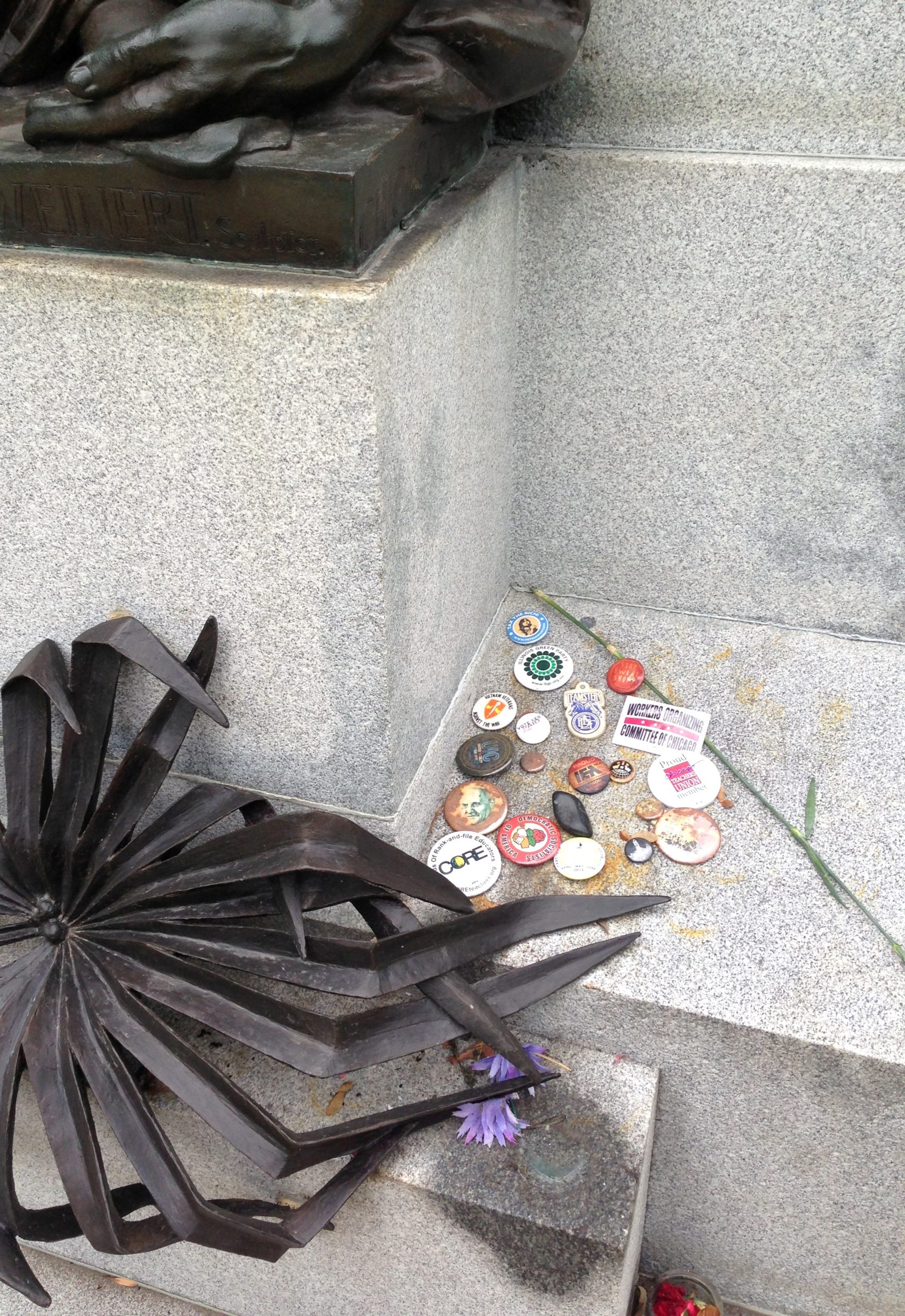 haymarket-monument-chicago-activism political buttons haymarket grave Chicago cemeteries